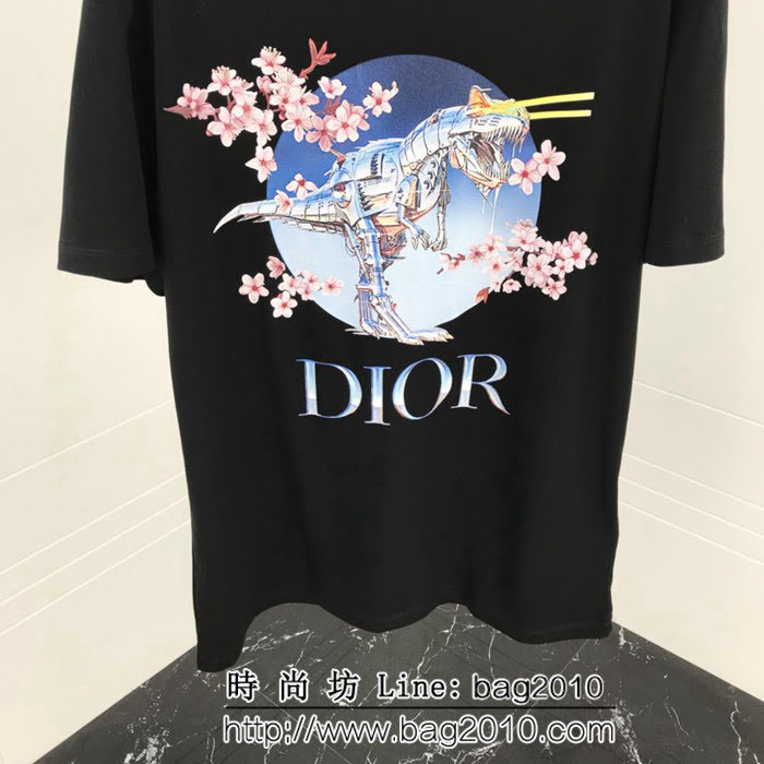 DIOR迪奧 x Kaws19早春聯名款 機械恐龍梅花短袖T-shirt 絲光棉面料 數碼印花工藝 雜誌最新款 ydi2114